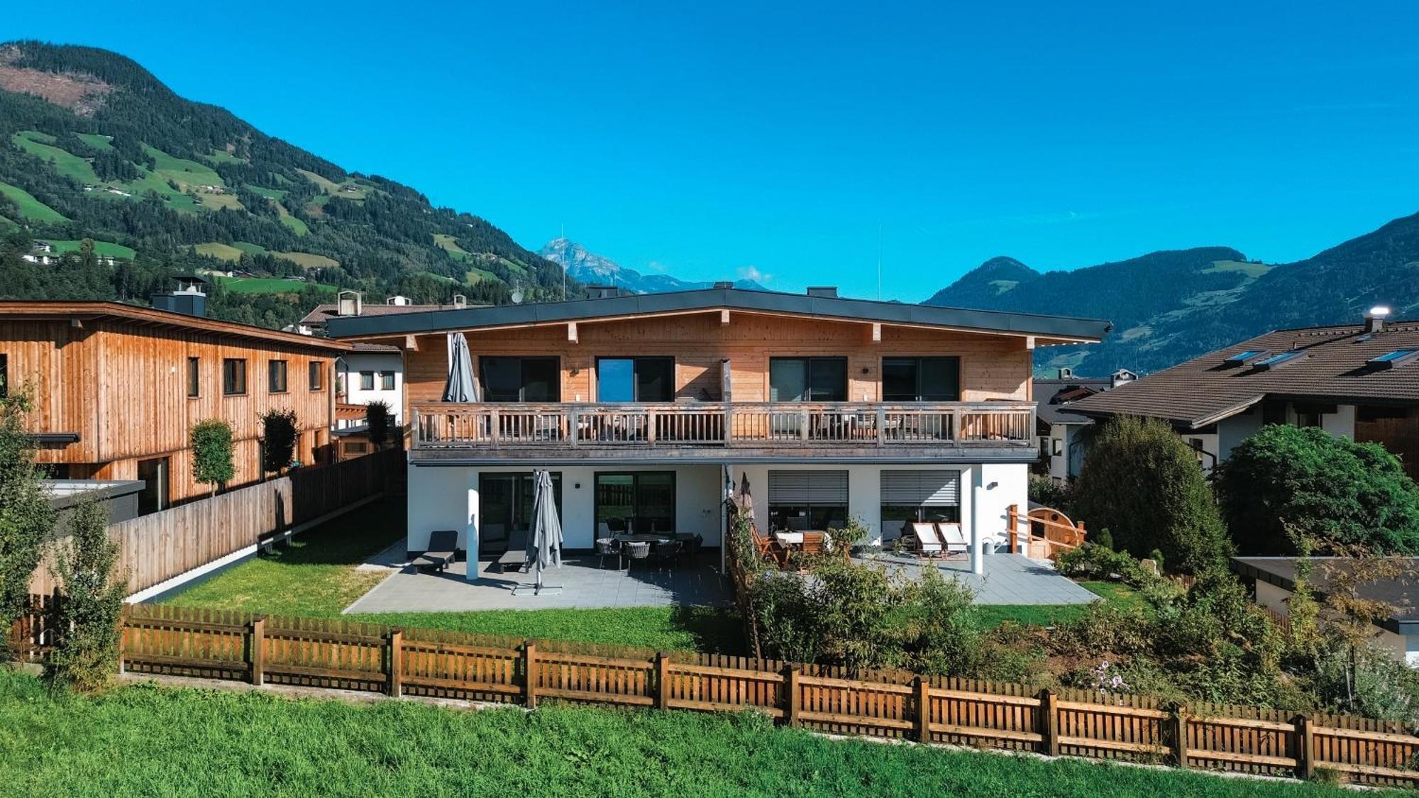 Zillerheart - Balcony Und Car Park By Alpenluxus Appartements Fuegen Exterior photo